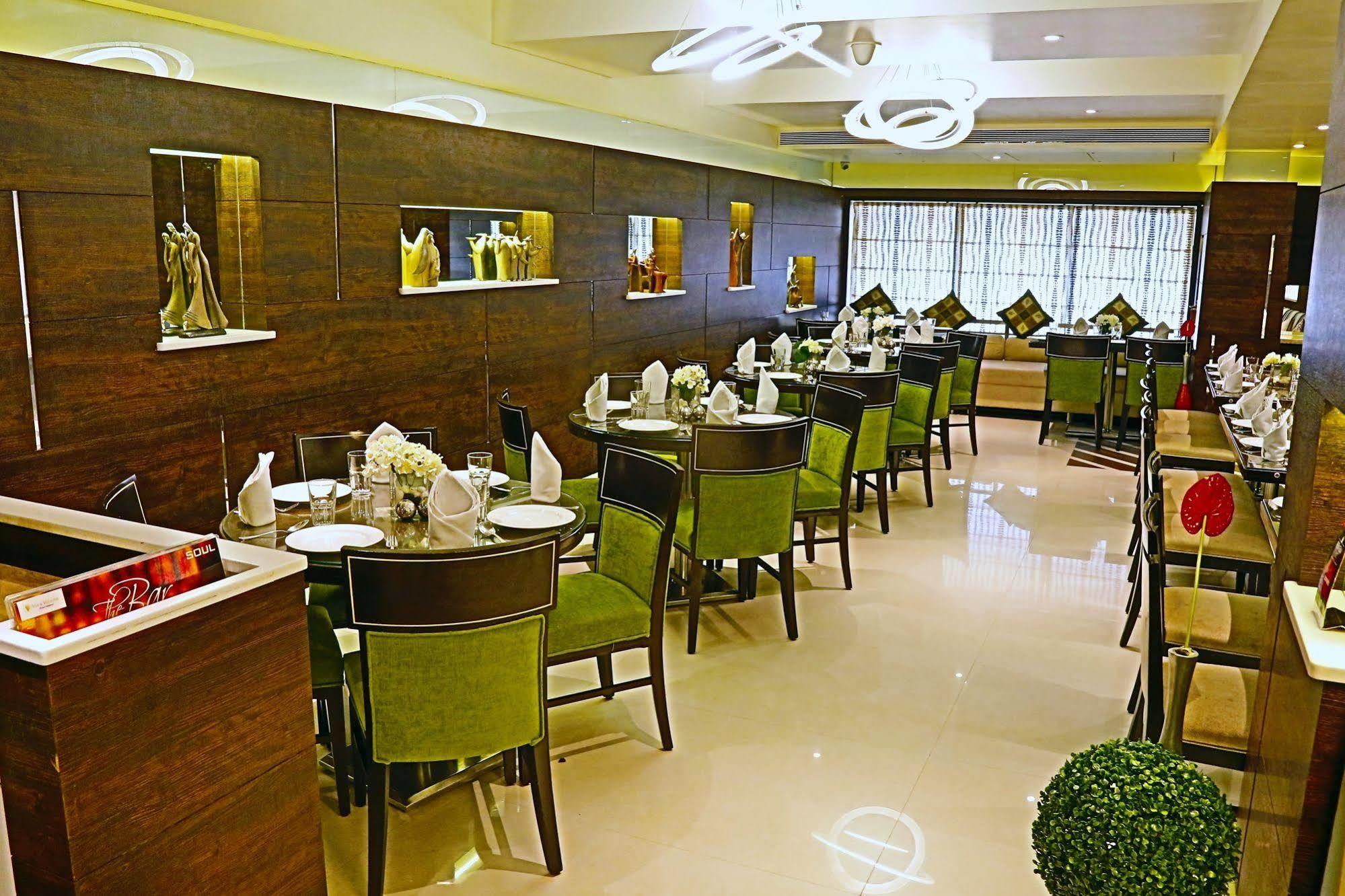 The Oriental Residency Hotel Mumbai Bagian luar foto